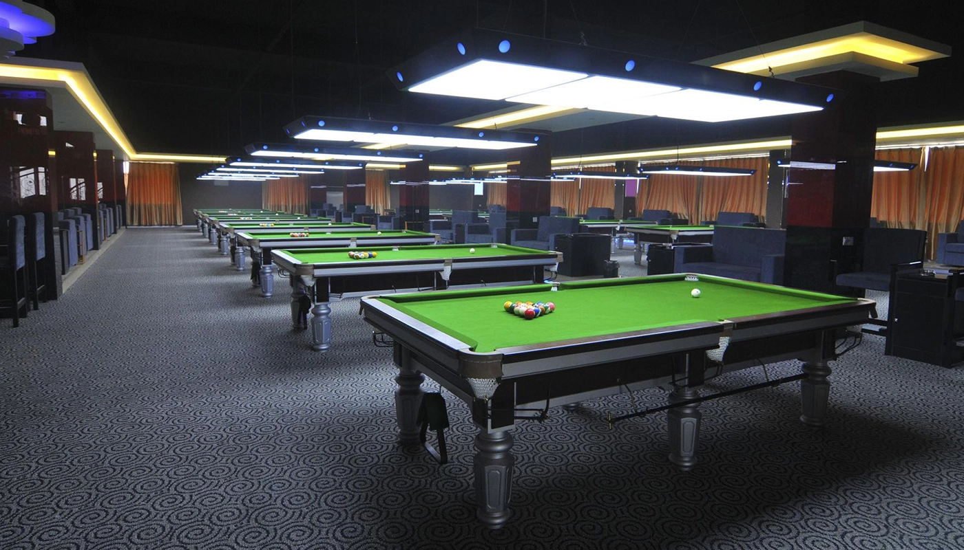 Salle de billard avec plusieurs tables