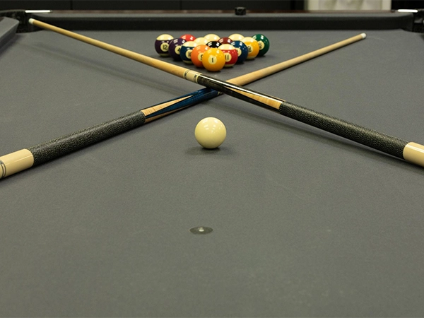 Professionnel du billard manipulant du matériel