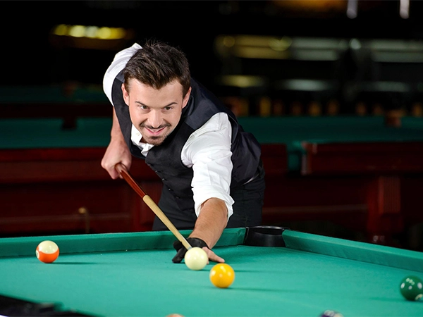 Joueur de billard en compétition concentré en train de viser
