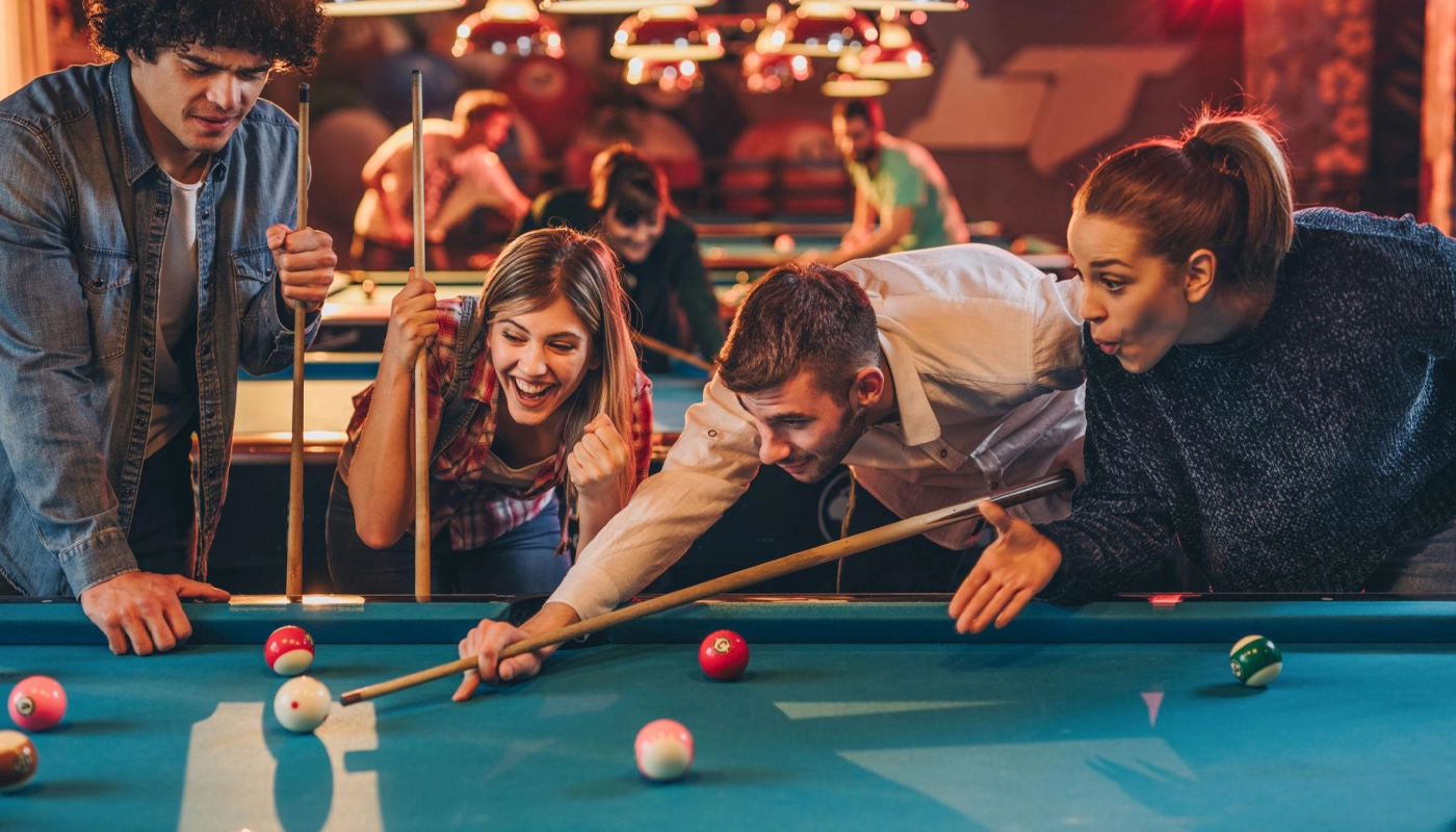 Joueurs de billard en train de jouer dans une salle