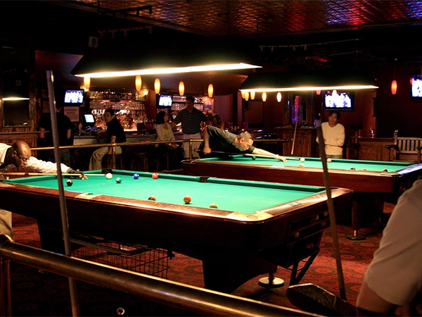 Intérieur d’un établissement avec tables de billard