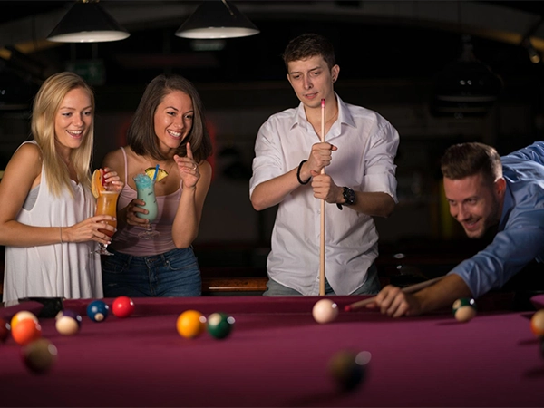 Débutant apprenant à jouer au billard