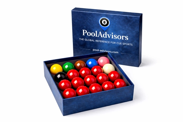 Jeu de billes de snooker avec billes rouges, couleurs et bille blanche